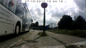 Zwischen Bus und Laternenmast ist der benutzungspflichtige Radweg. So sieht ein sicherer Radweg aus, jedenfalls nach Ansicht der Wismarer Ordnungsbehörde